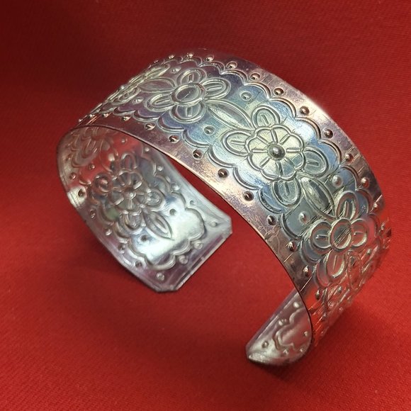 VTG Silver Copper Tone Metal Etched Flowers Cuff Bracelet - Picture 3 of 10